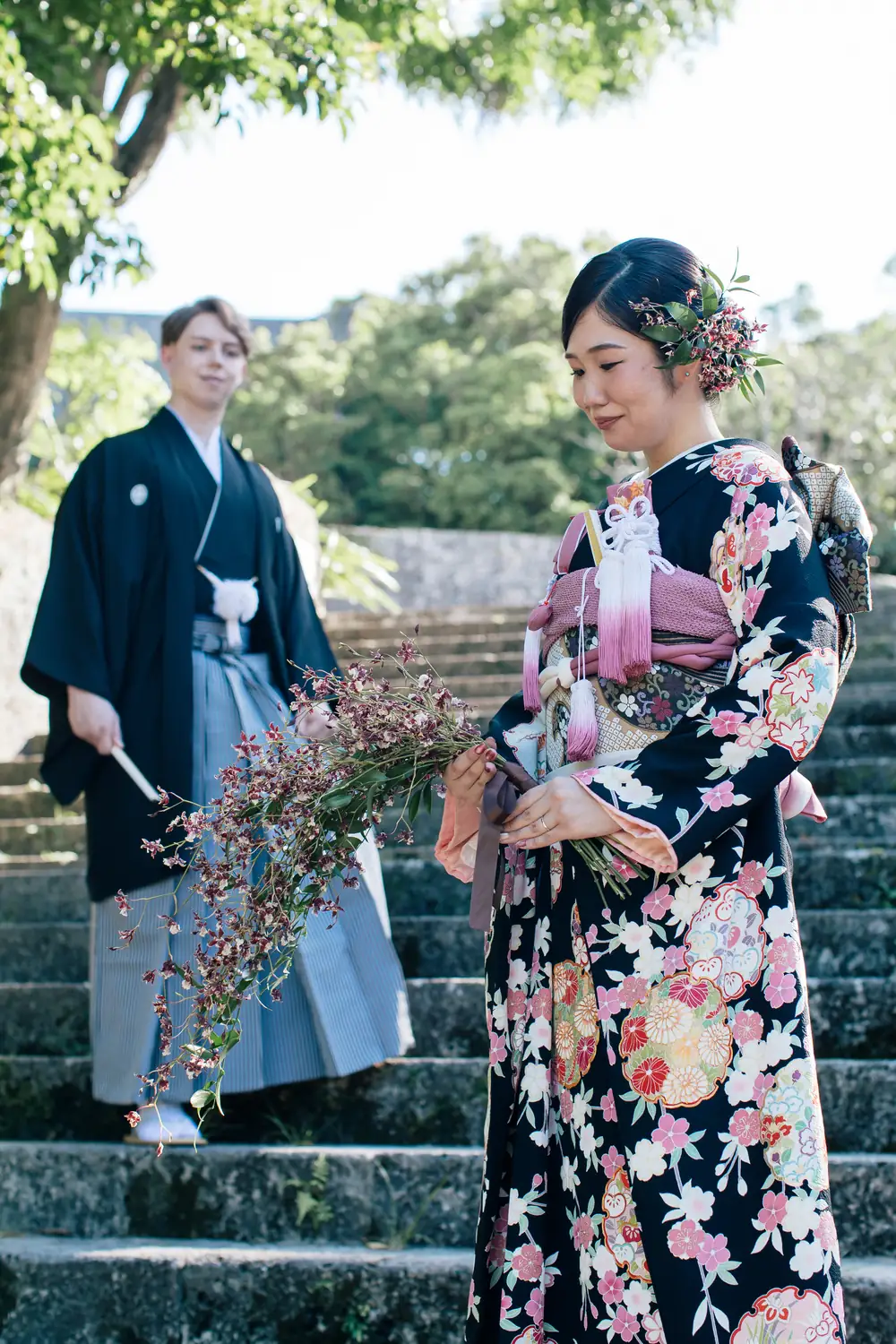 振袖の女性と、紋付の男性
